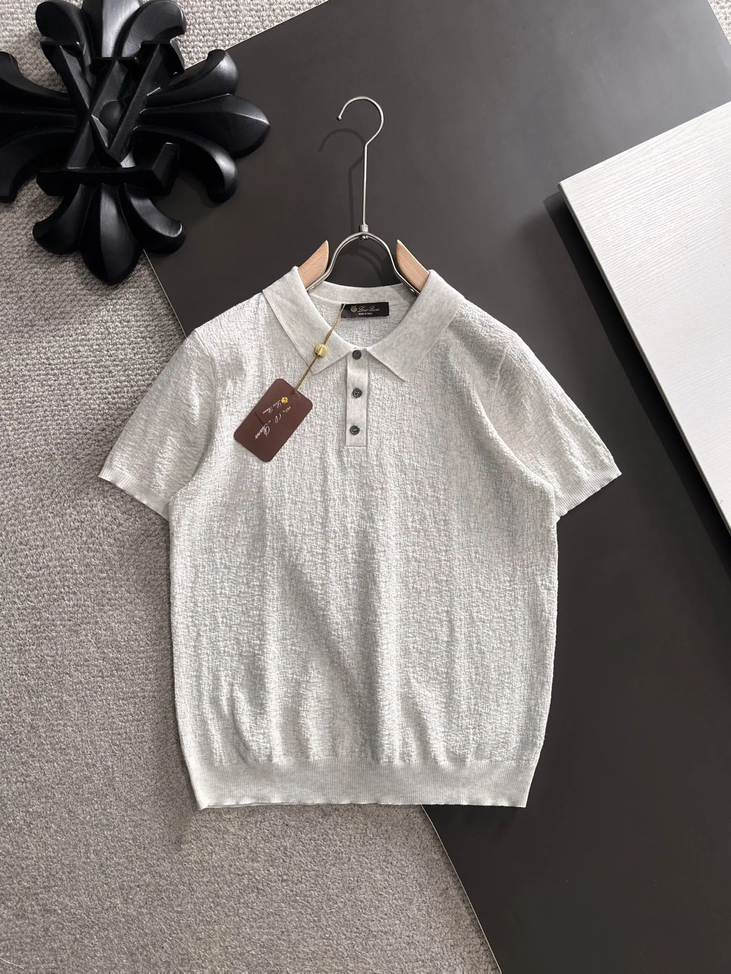 Next day shipment LP high quality Loro Piana 26ss New Arrival men's short-sleeved T-shirt Made of combed cotton yarn knitted cotton fabric, no pressure when entering and exiting the counter Exclusive control of raw materials It feels substantial when weighed, and the upper body is more textured than ordinary T-shirts. This texture can cope with the weather easily and is suitable for both hot and cold! Loose fit design, looks noble. The only correct version is available Size: M to XXXL
